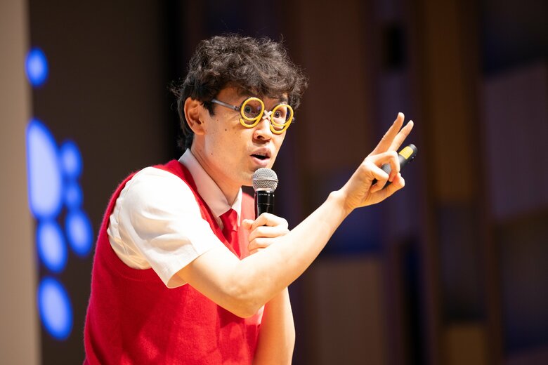 午前の部と午後の部、両方に出演した数学教師芸人タカタ先生。いろいろな形の数字が紹介され、数字のヒミツを楽しく学べました!