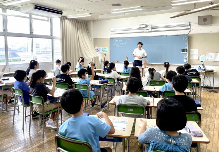 積極的に手を挙げて発言する子どもたち