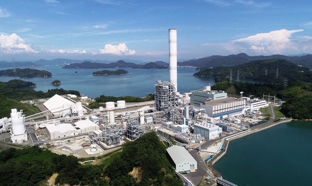 瀬戸内海に浮かぶ大崎上島（広島県）にある大崎クールジェンの実証設備。「クールジェン」は、環境に優しい石炭利用技術（クリーンコールテクノロジー）を進める国の政策「Cool Gen計画」に由来する。実証試験は、NEDO（新エネルギー・産業技術総合開発機構）の助成を得て行われている（写真提供／大崎クールジェン株式会社）