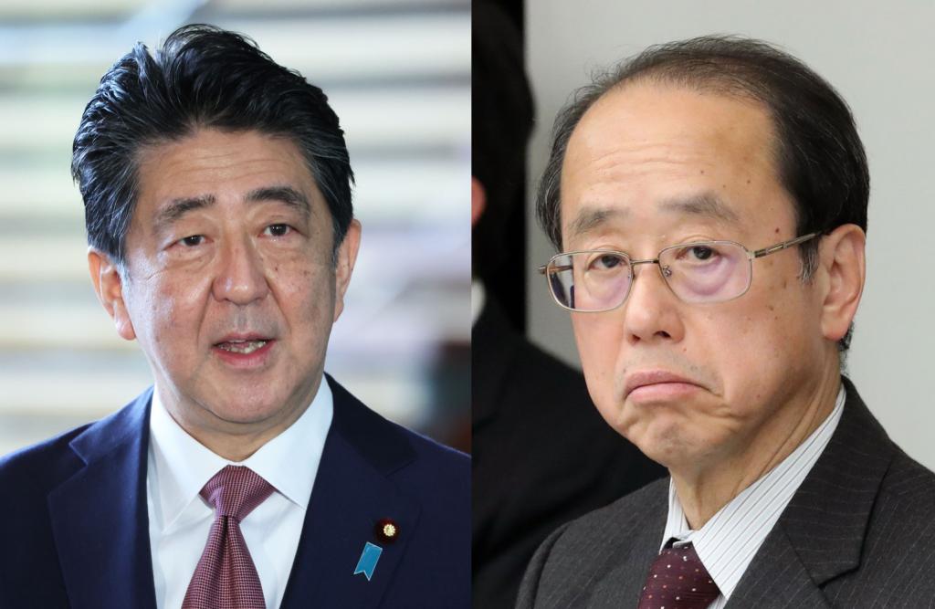 （左から）安倍前首相、和泉洋人首相補佐官　（ｃ）朝日新聞社