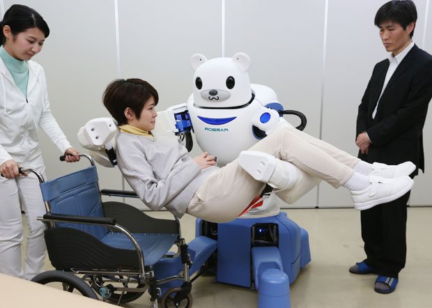 介護の現場で活躍するロボット「ROBEAR」。接触部分に高精度センサーがあり、人を優しく抱え上げて安全に運ぶことができる　（ｃ）朝日新聞社
