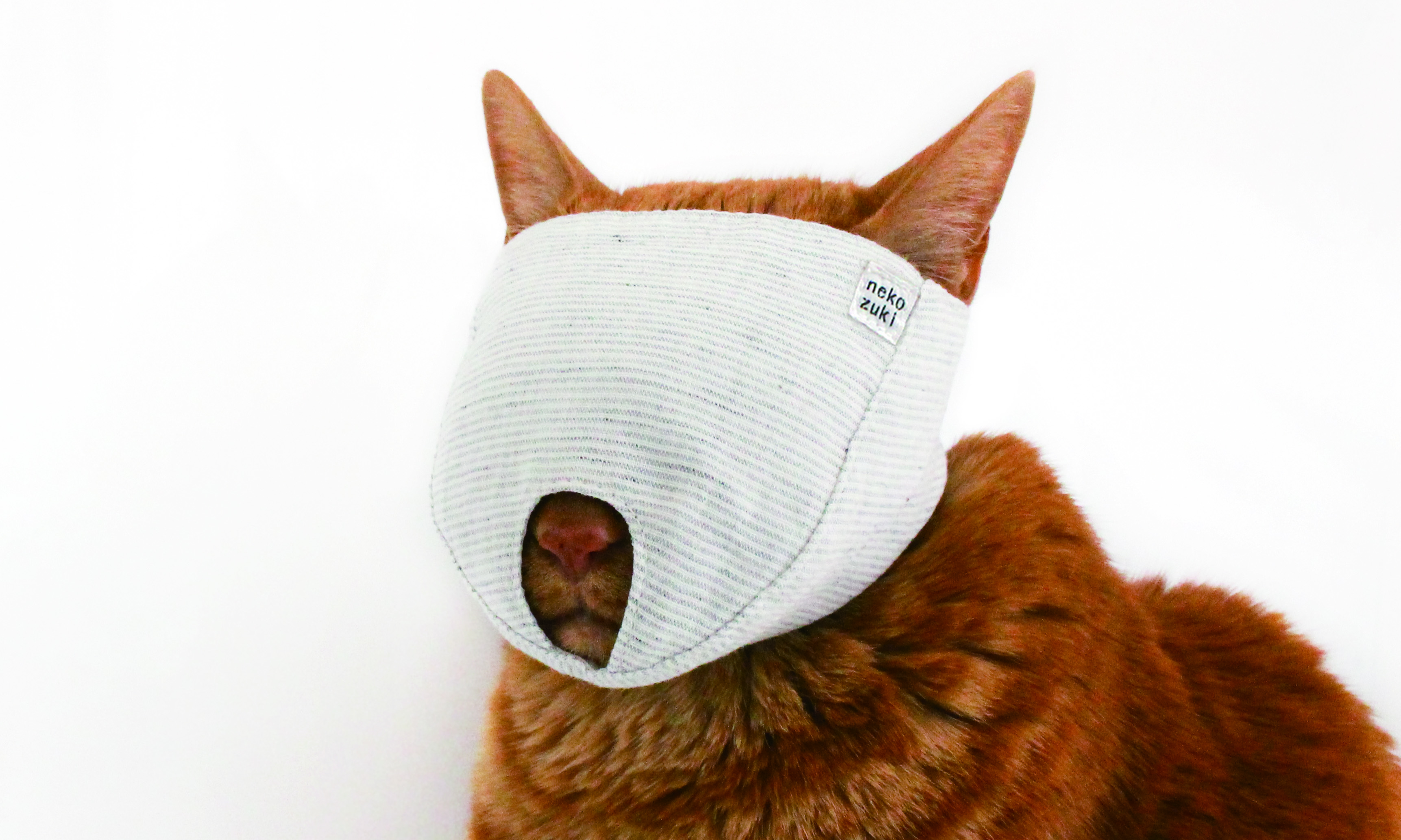 猫の爪切りグッズ「猫マスク」は、猫が苦しくないよう、開発を重ねたそうです（提供：クロス・クローバー・ジャパン）