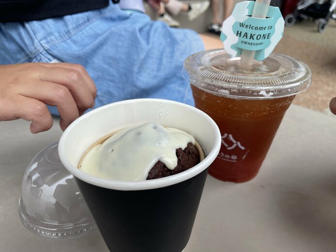温かいチョコレートマフィンの「タニマルマフィン」。底にドライアイスが入っていて、もくもく煙が出てくるのがおもしろい!