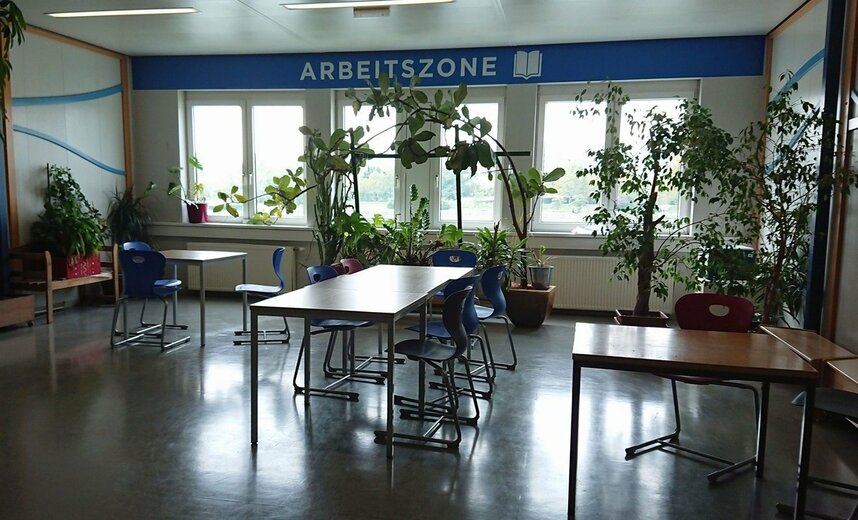 このような学校の空きスペースを利用して、先輩が後輩を教えています。