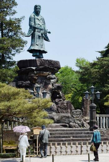 この銅像にハトのフンがつかない理由を解明！　（ｃ）朝日新聞社
