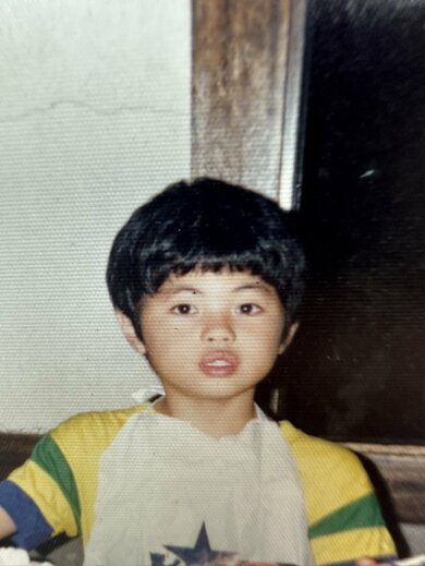 理不尽から学んでいた小学生時代の小島よしおさん