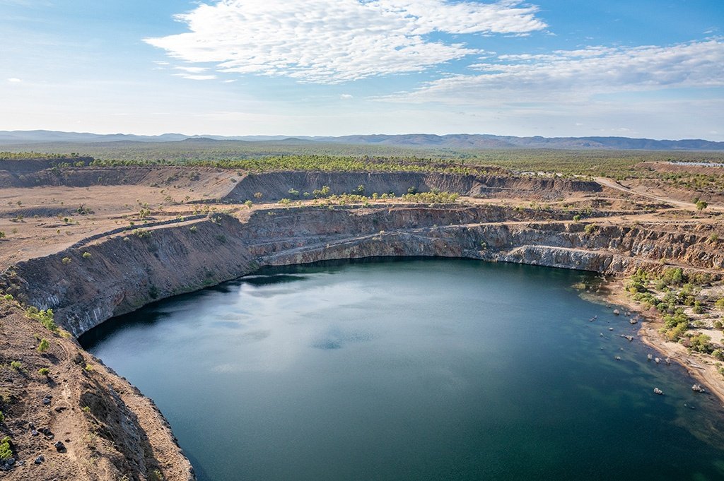 オーストラリア・クイーンズランド州キッドストンにある金鉱山跡。現在は雨水がたまって人工の湖のような状態になっている。この跡地を揚水発電所に“アップサイクル”するという斬新なアイデアを形にしようという取り組みが、キッドストン揚水発電プロジェクトだ（写真提供：電源開発株式会社）