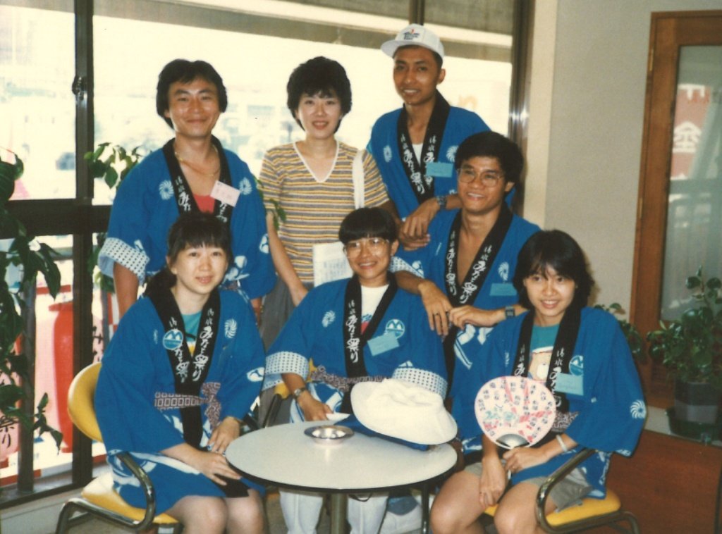 職業人生の原点である新米日本語教師の頃。渋谷の日本語学校で教えていた学生たち（タイ、韓国出身）と、清水みなと祭りに参加（1985年）