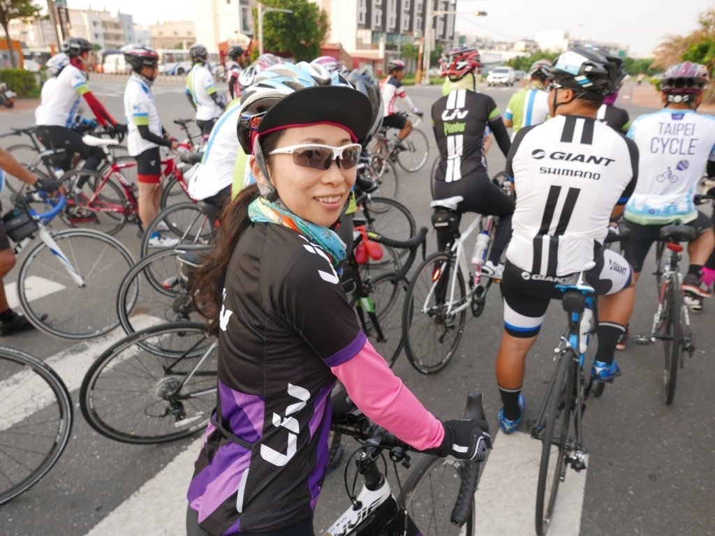 台湾の環島イベント「Formosa 900」に参加する一青さん。ほかのサイクリストたちと共にチームを組んで走行（画像は本人提供）