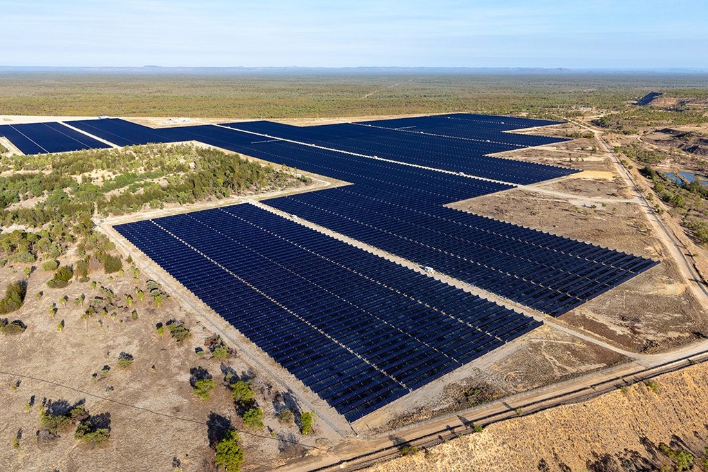 キッドストン揚水発電所に隣接する出力5万kWの大型太陽光発電施設は2017年に運転を開始。ジェネックスはさらに15万kWの風力発電設備を近隣に建設する計画で、2025年の運開を目指している（写真提供：電源開発株式会社）