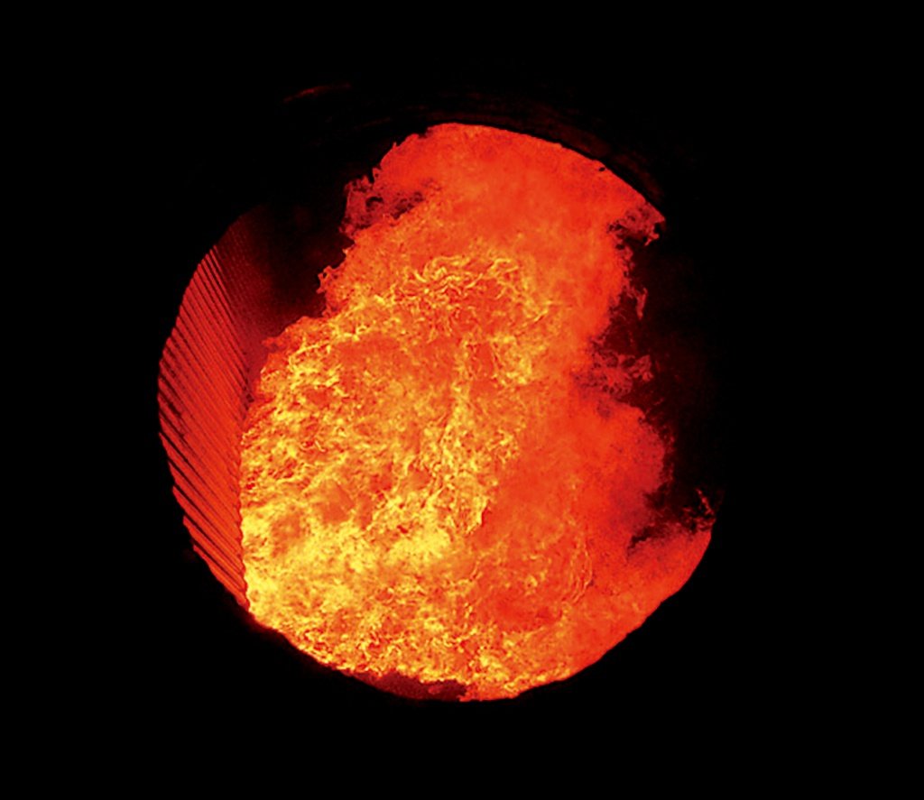 磯子火力発電所のボイラー内部。粉末状に細かく砕いた石炭（微粉炭）が赤々と燃えている（写真提供／電源開発株式会社）