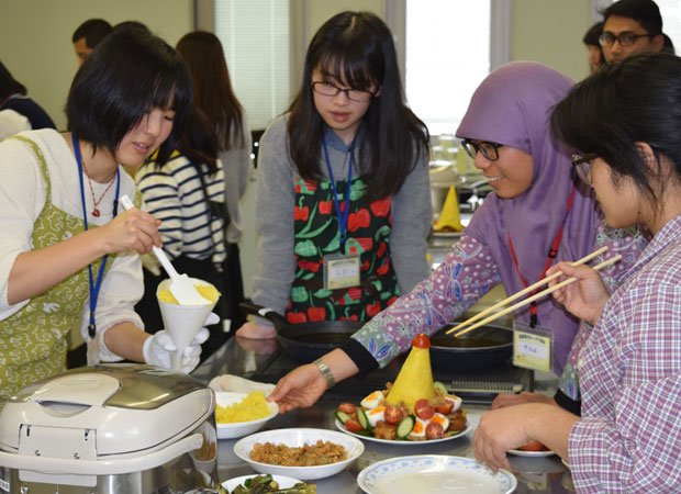 インドネシアからの留学生と一緒に料理をする高校生。高校生たちはインドネシアの民族の多様性やイスラム教についても学んだ（香川県高松市）　（ｃ）朝日新聞社