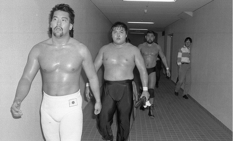 プロレスブームを巻き起こした「闘魂三銃士」(左から蝶野正洋さん、橋本真也さん、武藤敬司さん)/1988年(蝶野さん提供)