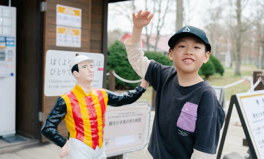 乗馬体験にトライ! 馬への負担軽減や、乗り手のバランスを考慮して、身長チェック。