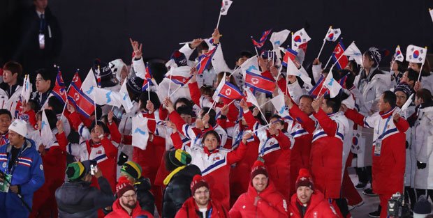 今年２月の平昌五輪の閉会式。統一チームの結成が話題となった韓国と北朝鮮は開会式に続き、合同入場。朝鮮半島を描いた「統一旗」や、それぞれの国旗を手に行進した　（ｃ）朝日新聞社