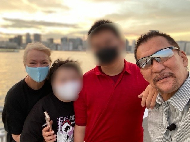 結婚34年目を迎えた妻・マルティーナさん、成長した二人のお子さんとともに／2025年（提供）