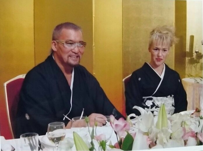 天山広吉選手の結婚式で仲人を務めた蝶野さんご夫妻/2003年(提供)