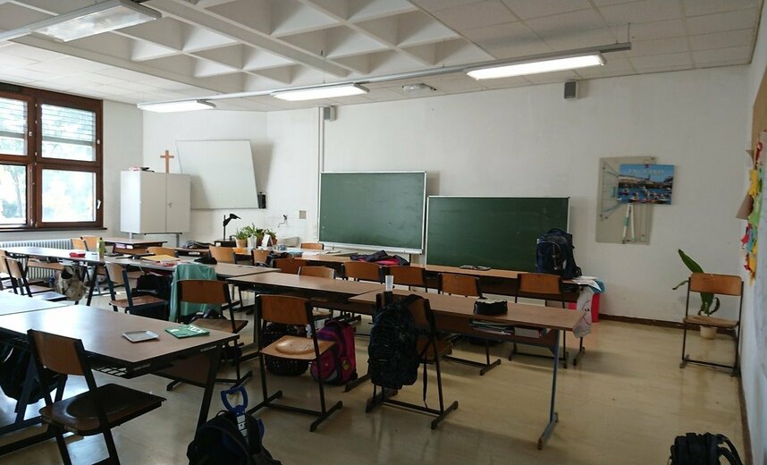 オーストリアの公立校の教室。1クラス25人程度です