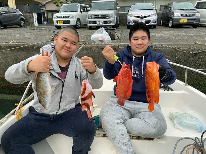 小6のとき、故郷の海で趣味の釣りを楽しむ倫之亮さん（左）。右はよきライバルの重村鴻之介さん（写真／本人提供）