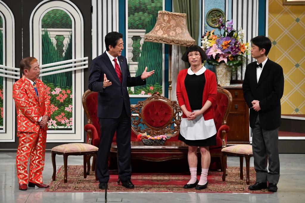 吉本新喜劇の舞台に登場した安倍晋三首相（左から２人目）