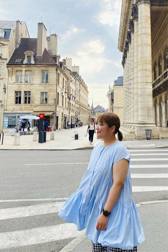 現在の吉野なおさん。フランスのパリを訪れた時の一コマ。