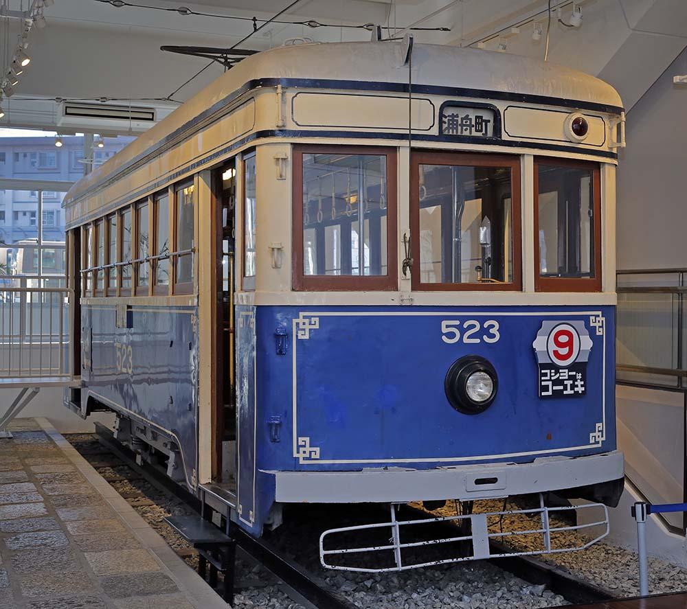 横浜市電滝頭車庫跡に開設された「横浜市電保存館」で静態保存される500型低床式単車。戦前の凝った塗装に復元され、低床式単車の車内乗車を体験できる。（撮影／諸河久：2017年11月19日）