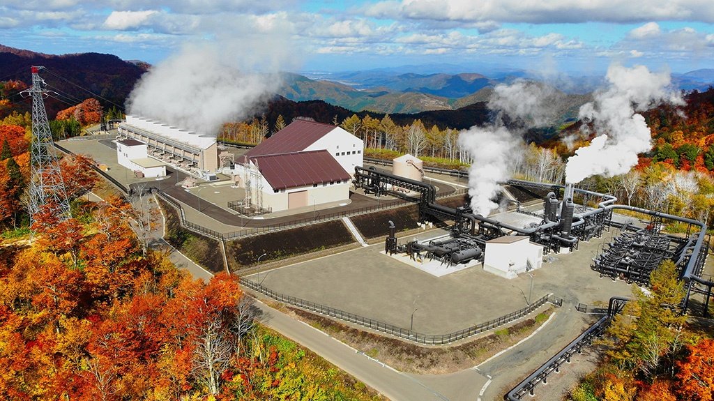 J-POWER、三菱マテリアル、三菱ガス化学が共同出資する湯沢地熱の山葵沢地熱発電所（秋田県）は2019年に運転開始した。発電出力は鬼首地熱発電所の約3倍に相当する4万6199kWで、出力1万kWを超える大規模地熱発電所の稼働は日本では23年ぶり（写真提供：湯沢地熱株式会社）