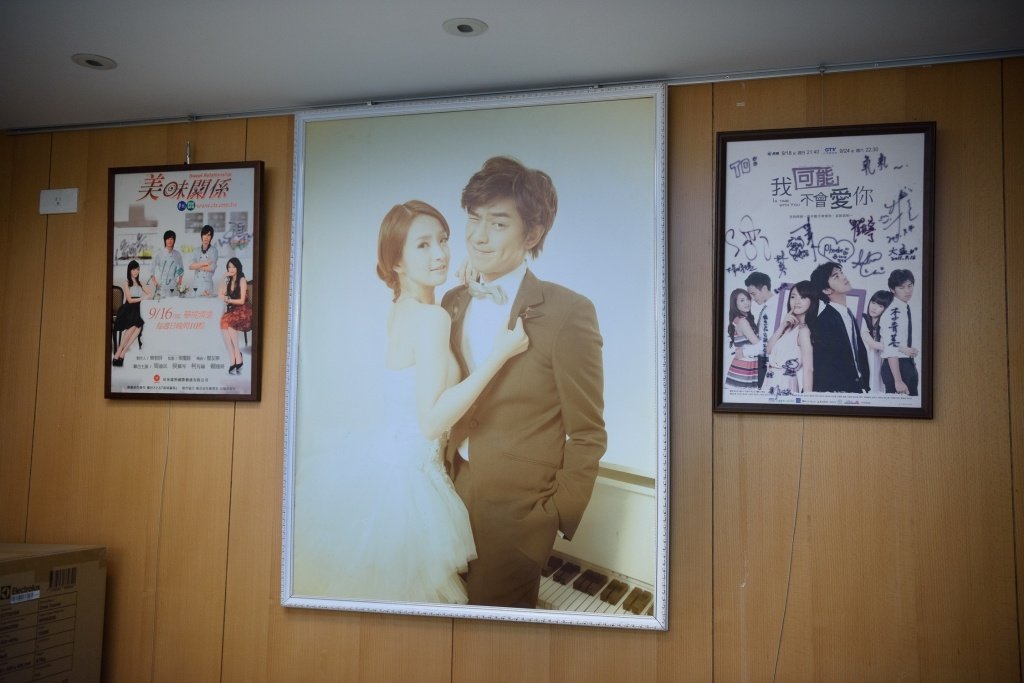 瞿監督のオフィスに飾られていた「イタズラな恋愛白書」の2人の主人公、アリエル・リン、チェン・ボーリンの写真