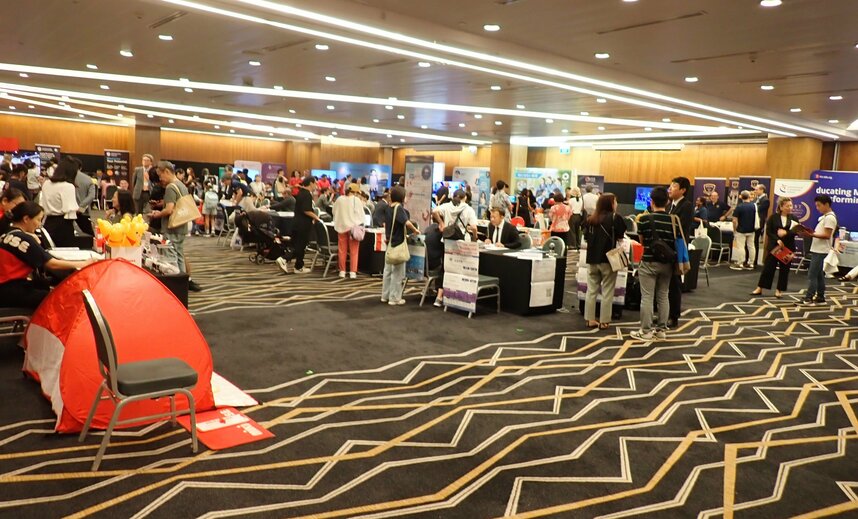 国際教育フェア・シンガポール会場。ショッピングセンターと直結しており、11時の開場以降、16時の閉会までコンスタントに入場者でにぎわった。