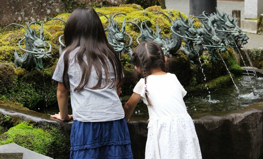 パワースポットの九頭龍神社で水遊び