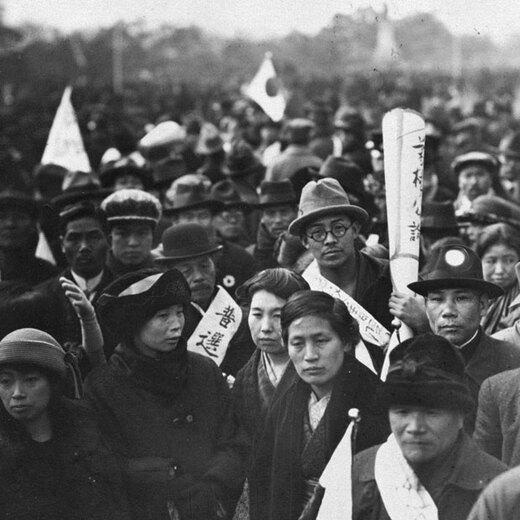 1923年、普通選挙を求めて皇居前をデモする人々　（c）朝日新聞社