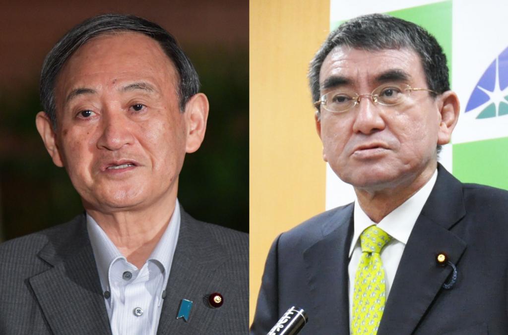 （左から）菅義偉首相、河野太郎行政改革担当相　（ｃ）朝日新聞社