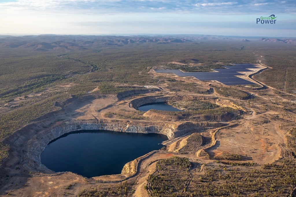 オーストラリア・キッドストン揚水発電所の建設地。廃止された金鉱山の採掘地を貯水池として活用し、揚水発電所を造る計画だ。上下の貯水池間で揚水・発電を繰り返す、いわば、水力発電を使った蓄電池の役割を果たす。世界各国で再生可能エネルギーの開発が急速に進む一方で、系統安定化対策が求められている。こうした状況を踏まえ、J-POWERでは、蓄電機能を持ち調整機能に優れた水力発電（揚水発電を含む）によるビジネスモデルを「WATER BATTERY®」と名付け、海外での事業化につなげている（写真提供／電源開発株式会社）