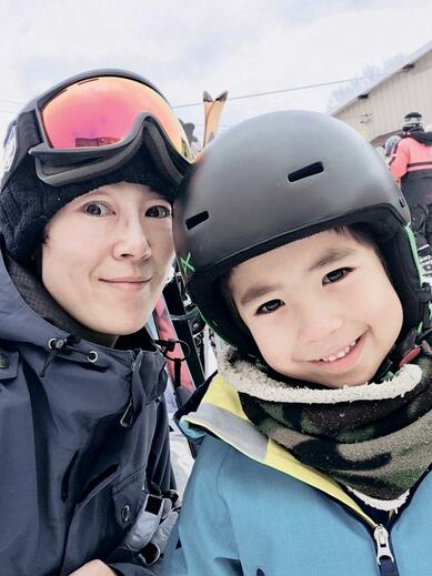 眞秀さんが6歳のころ、しのぶさんと一緒にスキー場にて（本人提供）