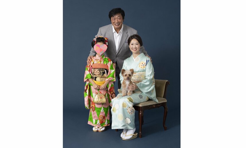 小橋建太さんのご家族。娘さんの七五三での記念写真。妻で演歌歌手のみずき舞さんと、娘さん、愛犬のルナちゃん。