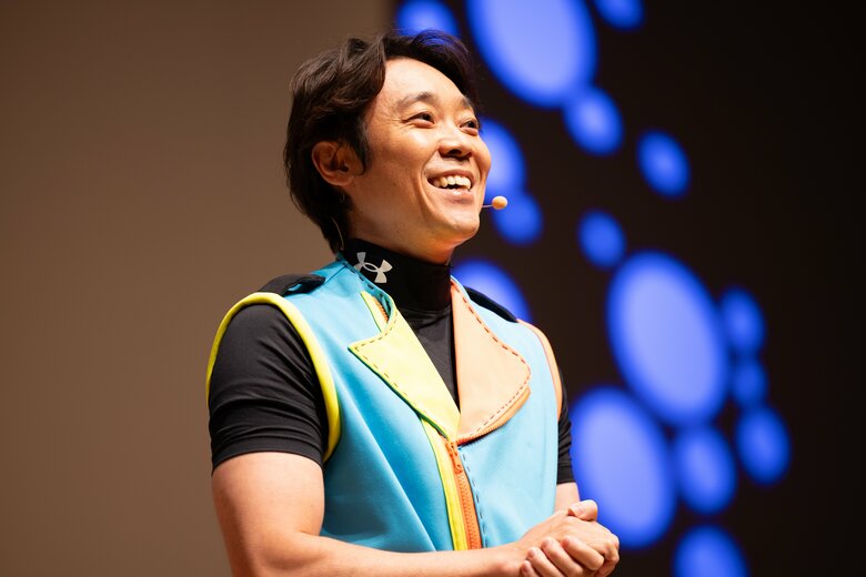 午前の部の出演の11代目体操のお兄さん、よしお兄さん(小林よしひささん)。会場一体となって歌と体操を楽しみました!