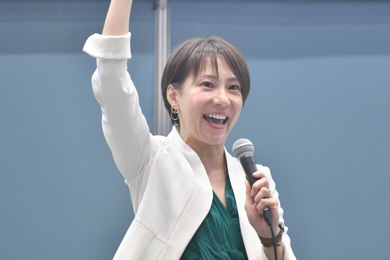 子どもたちに問題を出しながら、参加した親に向けてもメッセージを伝える、算数教育家の安浪京子さん