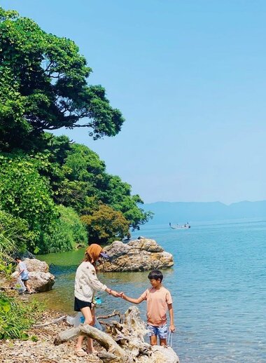 熊本の自然を満喫！　ビーチクリーンの活動をするスザンヌさんと息子さん　インスタグラム＠suzanneeee1028より