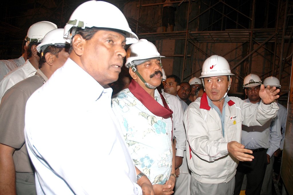 完成式典には、当時のスリランカ大統領、マヒンダ・ラージャパクサ氏（写真中央）も参列。萩原（右）が発電所の概要を説明した（写真提供／電源開発株式会社）